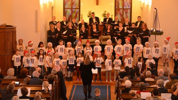 En kirke med kor, dirigent og publikum.