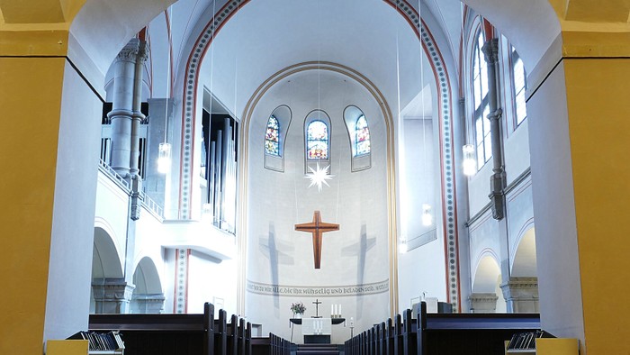Die Kirche mit hohem Gewölbe und Kreuz an der Wand