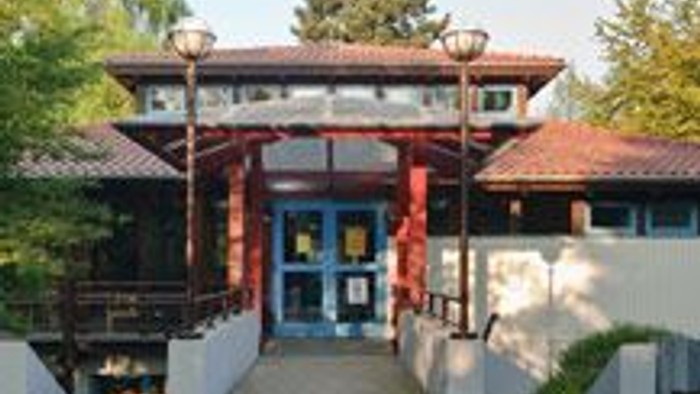 Das Bild zeigt ein traditionelles chinesisches Tor vor einem Gebäude.