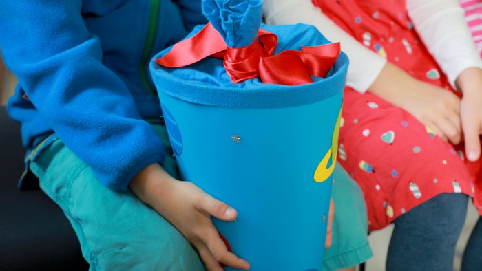 Kind mit Schultüte in der Kirchenbank