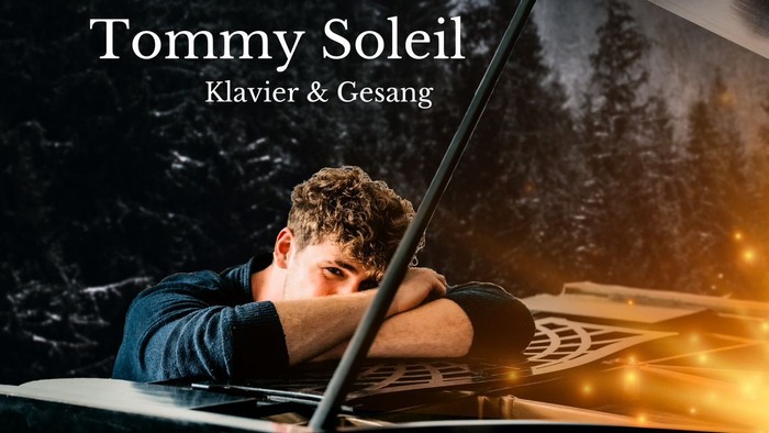 Plakat für Tommy Soleils Winterkonzert, mit einem Mann, der in einem verschneiten Wald Klavier spielt.