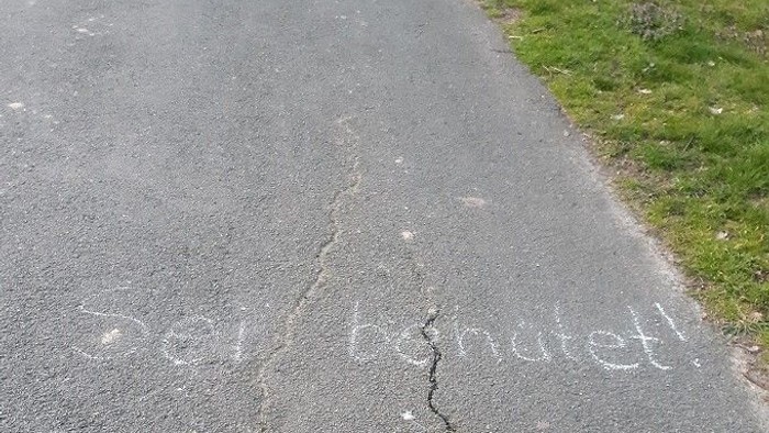 Auf der Straße steht in Kreide