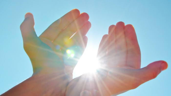 Hände vor der Sonne, Sonnenlicht strahlt hindurch