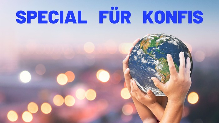 Hände halten die Erde vor Stadt bei Nacht, 
