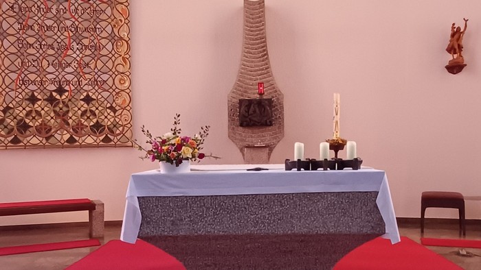 Kirche Maria Königin Altar