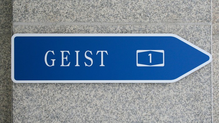 Blaues Schild mit Pfeil und der Aufschrift "Geist 1"