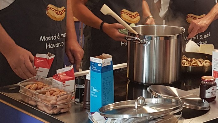Fire mænd koker sammen i en professionel køkken.