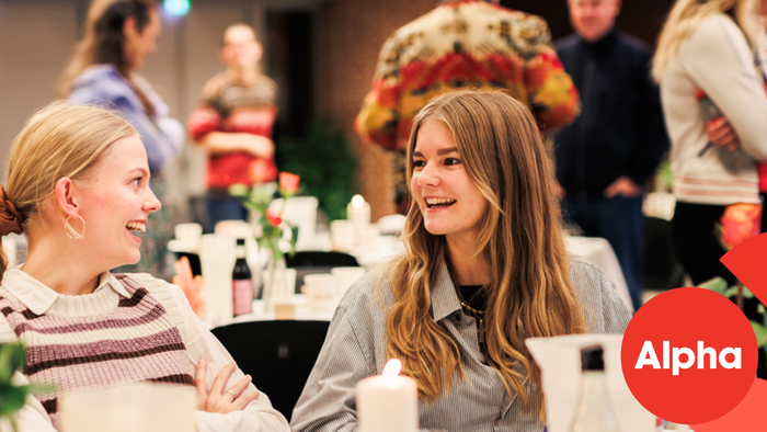 Mennesker, der hygger sig til en festlig begivenhed med et stort rødt spørgsmålstegn og