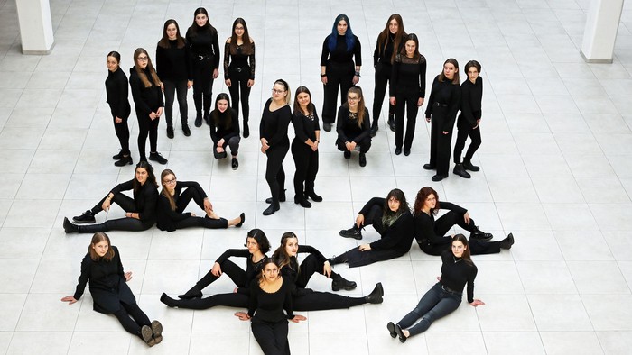 Das Foto zeigt die Chorsängerinnen.