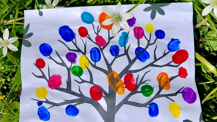 Bunter Baum mit vielen bunten Blättern auf Papier im Garten