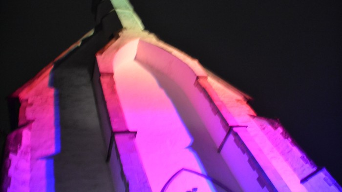 Bunte Lichter an einer Treppe