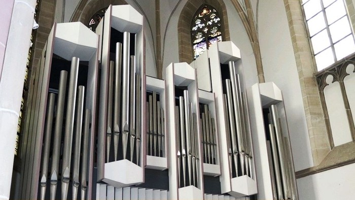 Die Orgel in der Kirche mit ihren vielen Pfeifen.
