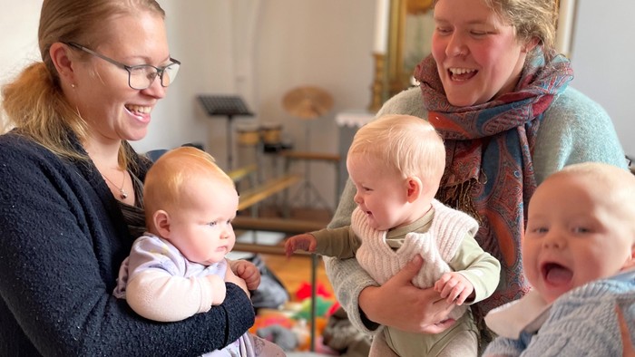 To kvinder med børn i kirke