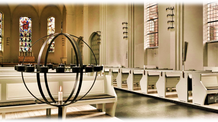 En kirke med globus og bænke.