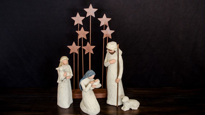 En julekrybbe med Jesusbarnet, Maria, Josef og stjerner.