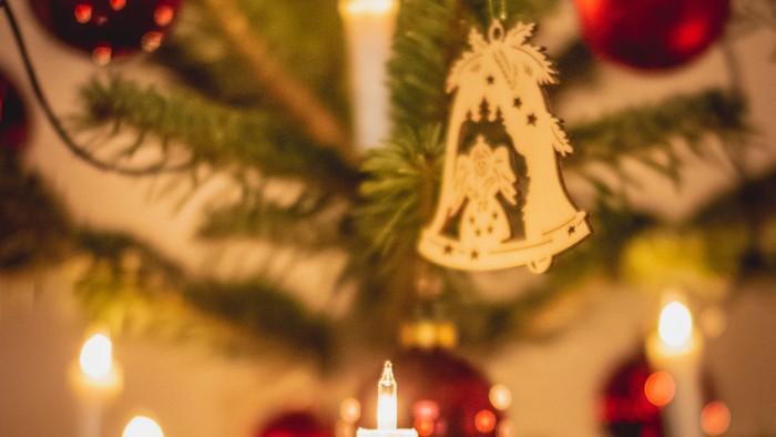 En juletree med lys og pynt.