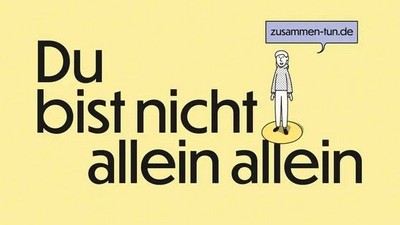 Das Bild zeigt eine Person auf einer goldenen Waage mit dem Text "Du bist nicht allein allein" und "zusammen-fun.de".