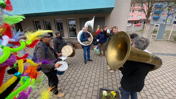 Menschen, die draußen Musikinstrumente spielen