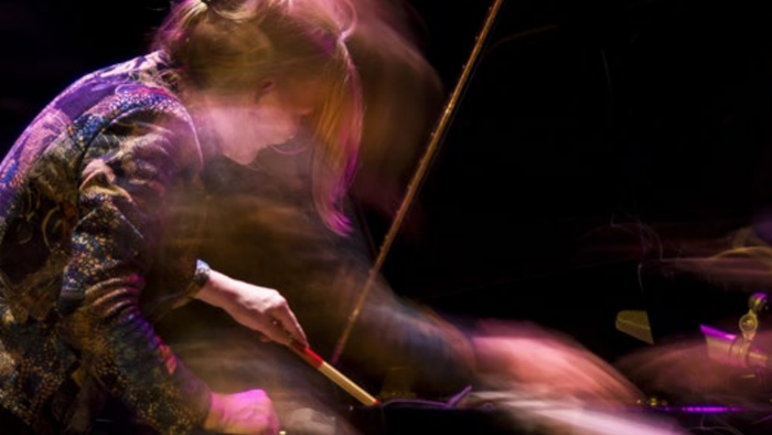 Ein Schlagzeuger, der mit Unschärfe-Bewegungseffekt auf der Bühne spielt.