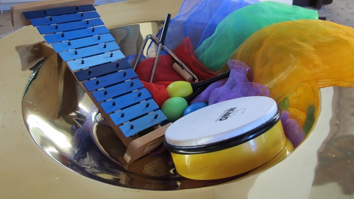 Musikinstrumenter i døbefont 