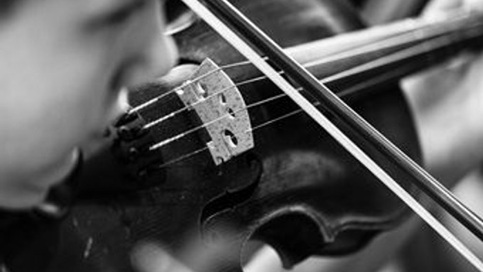 En person spiller violin.