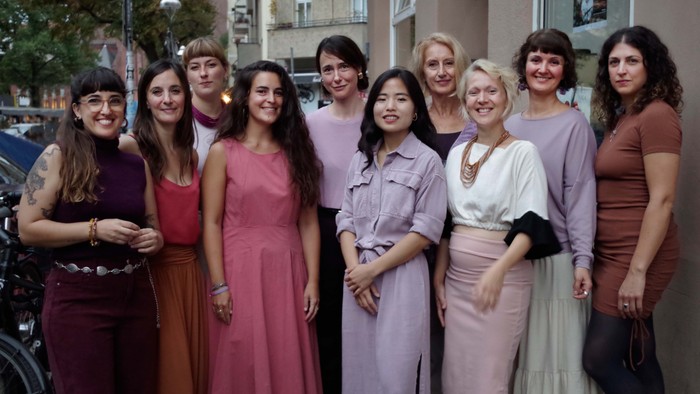 Gruppenfoto der Sängerinnen in farbigen Sommerkleidern