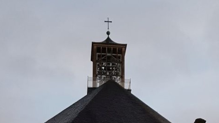 Statue vor einem beleuchteten Gebäude bei Nacht