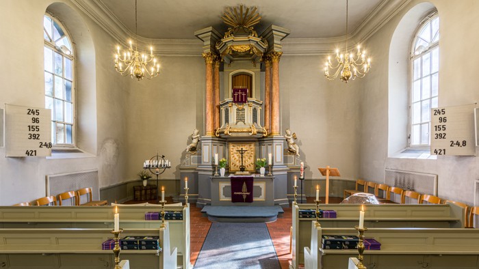 Blick auf den Altarraum in der Dorfkirche Lübars