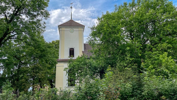 Dorfkirche Alt-Lübars im Sommer von außen