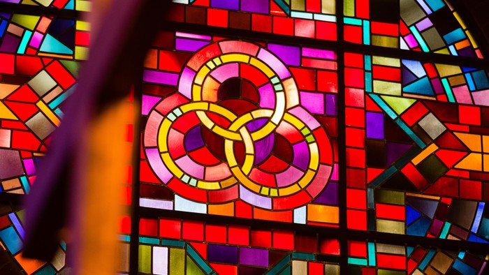Buntes Kirchenfenster mit kreuzförmigem Design