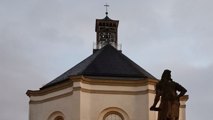 Statue vor einem beleuchteten Gebäude bei Nacht