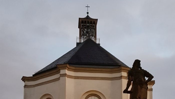 Statue vor einem beleuchteten Gebäude bei Nacht