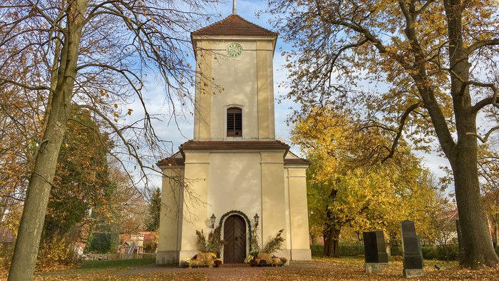 Dorfkirche Lübars im Herbst von außen