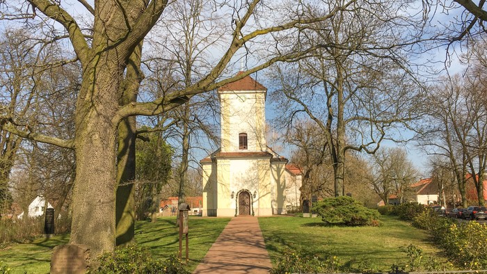 Blick auf die Dorfkirche Lübars von außen