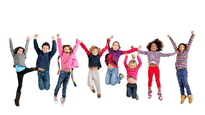 En gruppe glade børn springer i luften