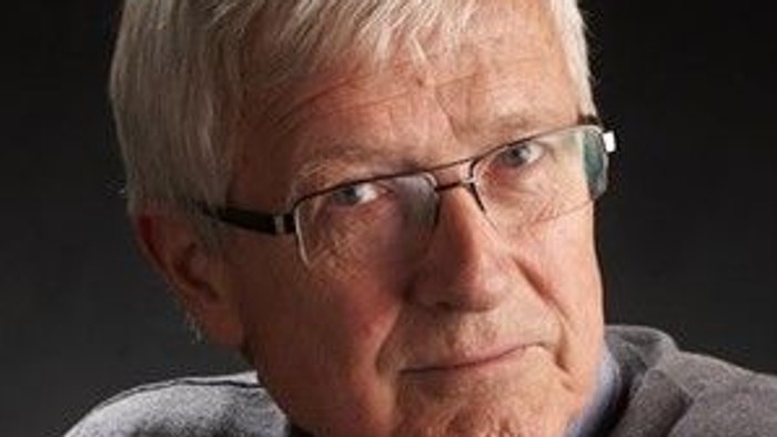 En ældre mand med hvid hår og briller.