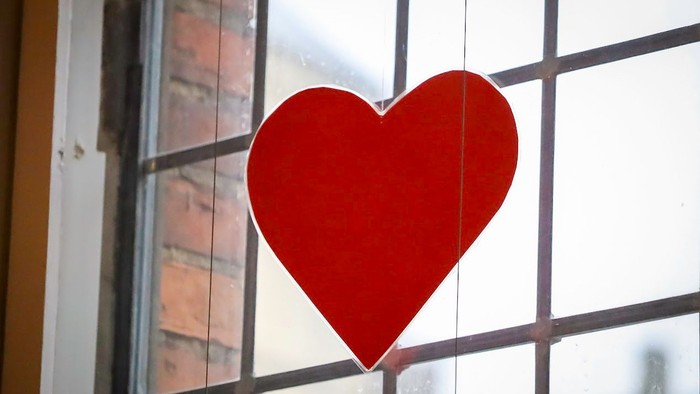 Et rødt hjerte hænger ved vinduet