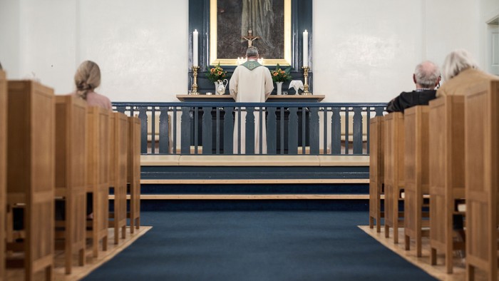 Toiletter i kirke med præst ved alteret