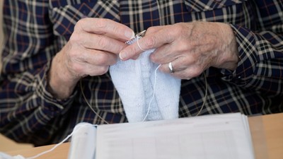 En person syr med en sygemaskine.