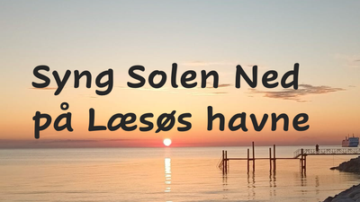 En romantisk solnedgang over havet med en lille brygge og en båd i baggrunden