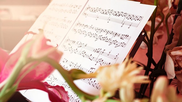 Notenblatt mit Blumen im Vordergrund