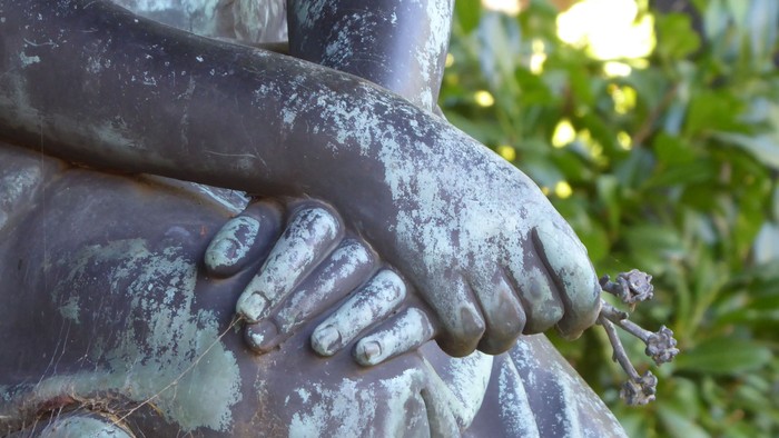 Die Statue einer Frau mit Blume in der Hand.