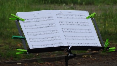 Notenständer mit Notenblättern im Freien