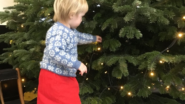 Et lille barn pynter juletræ i Skt. Lukas Kirke