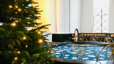 Juletræ pyntet med lys i Skt. Lukas Kirke