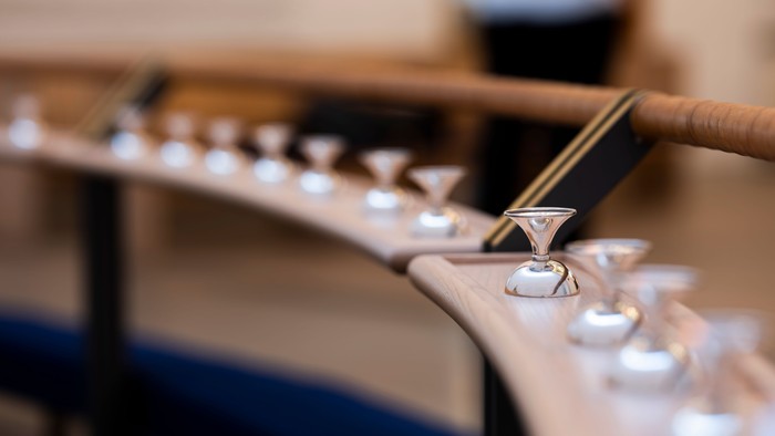 En guitar med focus på trægene og tunerne