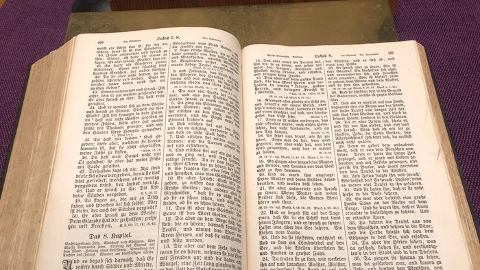 Offenes Buch mit Text auf Englisch und deutschen Übersetzungen