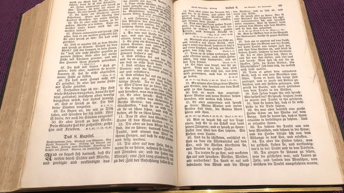 Offenes Buch mit Text auf Englisch und deutschen Übersetzungen