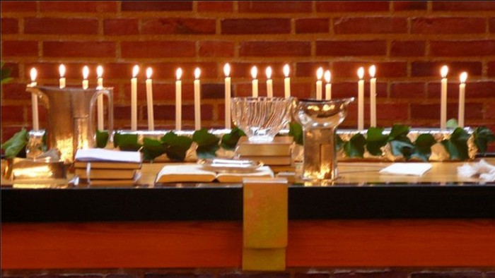 Billede af bord med lysede lygter og grønne planter