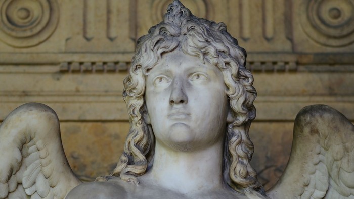 Von Johannes Schilling geschaffene Skulptur eines Genius auf dem Grab Siemens auf dem Neuen Annenfriedhof